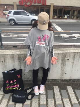 「AIKO（アイコ）のアイテム（Tシャツ/カットソー、グレー系）」を使った、岡崎   智さん（レディース）の夏コーディネート