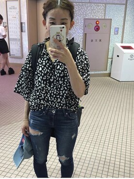 「GYDA（ジェイダ）のアイテム（シャツ/ブラウス、ブラック系）」を使った、岡崎   智さん（レディース）の夏コーディネート