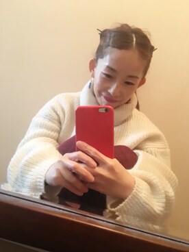 「SNIDEL（スナイデル）のアイテム（ニット/セーター、ホワイト系）」を使った、岡崎   智さん（レディース）の夏コーディネート