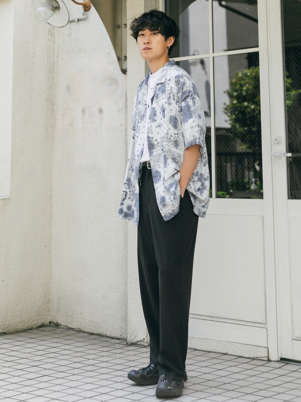 ブルー系のシャツ/ブラウス、ブラック系のスラックス、ホワイト系のTシャツ/カットソーを着用したメンズの春コーディネートの1枚目の写真