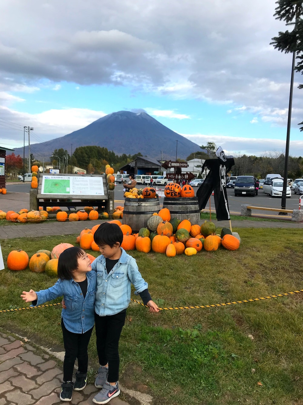 「秋コーデ、カジュアルコーデ、シンプル、デニム、キッズコーデ、キッズファッション、6歳、4歳」｜「GAPのアイテム（シャツ/ブラウス、ブルー系）」を使った、ともあけさん（キッズ・110cm）の秋コーディネートの1枚目の写真