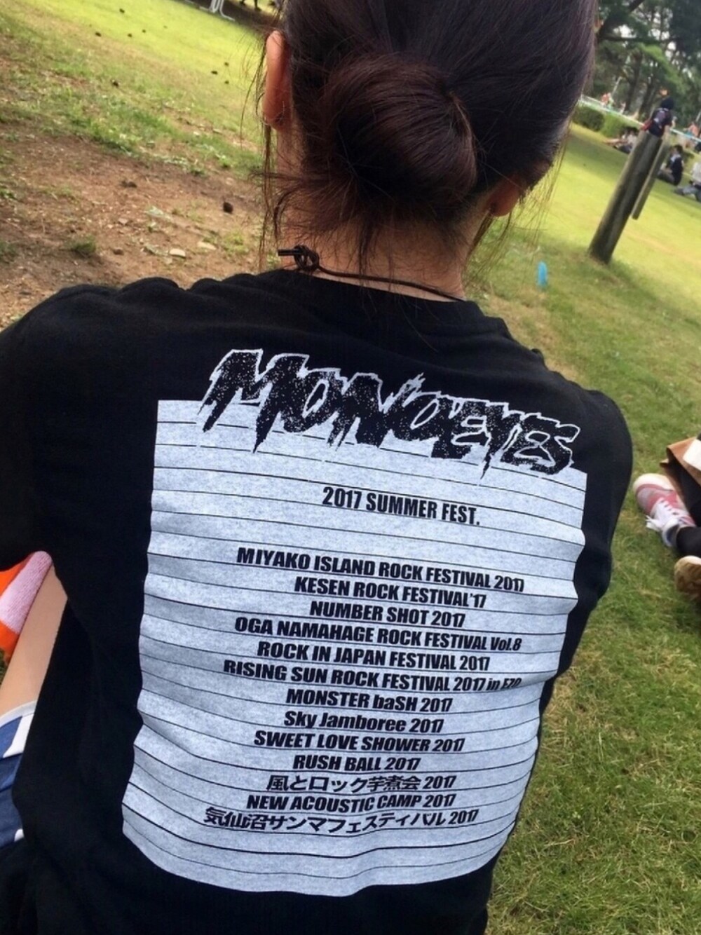 ブラック系のTシャツ/カットソー、ブルー系のその他パンツ、オレンジ系のハンカチ/ハンドタオルを着用したレディースの夏コーディネートの1枚目の写真