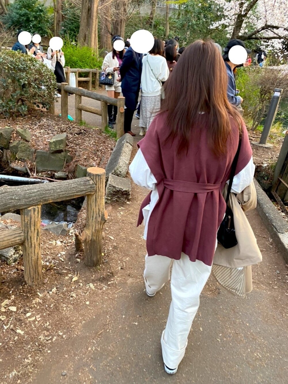 「シンプル、井の頭公園、桜、はるコーデ」｜「apres jourのアイテム（シャツ/ブラウス、ホワイト系）」を使った、ちゃーりーさん（レディース・161cm）の春コーディネートの1枚目の写真