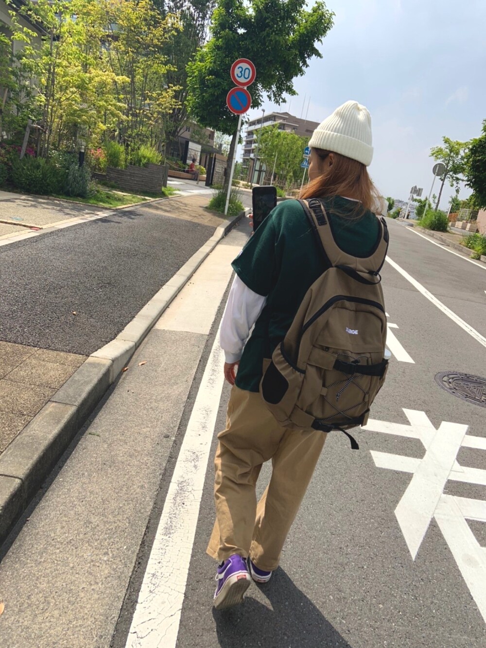 「ゆるコーデ、シンプル、オーバーサイズ」｜「THRASHERのMAG LOGO EMB KNIT CAP RIB BEANIE/スラッシャー 帽子 ニットキャップ ビーニー（ニットキャップ/ビーニー、ホワイト系）」を使った、ちゃーりーさん（レディース・161cm）の春コーディネートの1枚目の写真