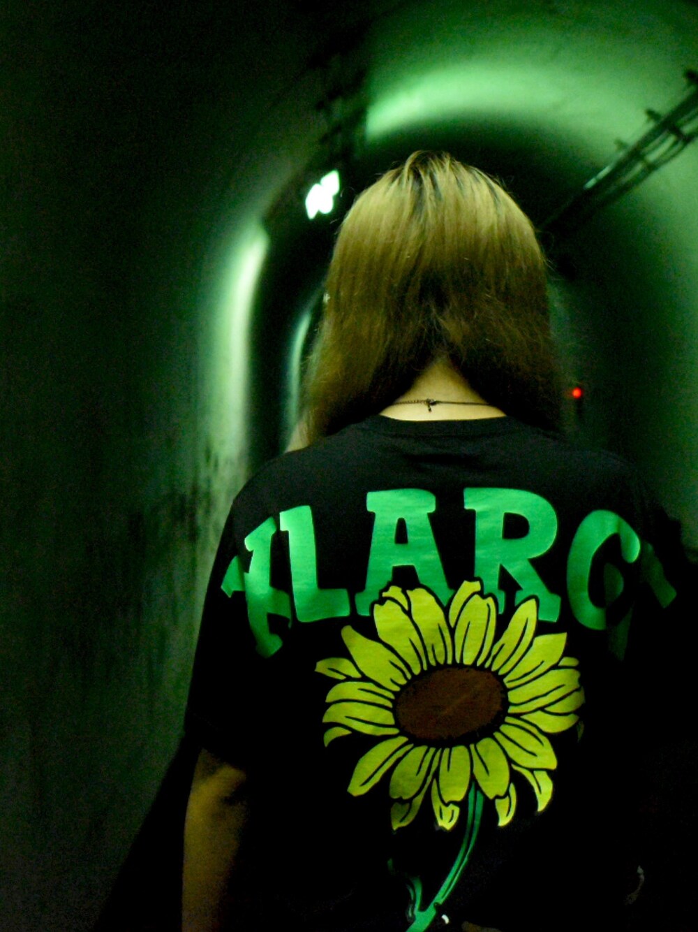 「ラフコーデ、リラックススタイル、休日スタイル、楽チンコーデ、ootd、ロゴT、カジュアル」｜「XLARGEのS/S TEE SUNFLOWER（Tシャツ/カットソー、ブラック系）」を使った、ちゃーりーさん（レディース・161cm）の夏コーディネートの1枚目の写真