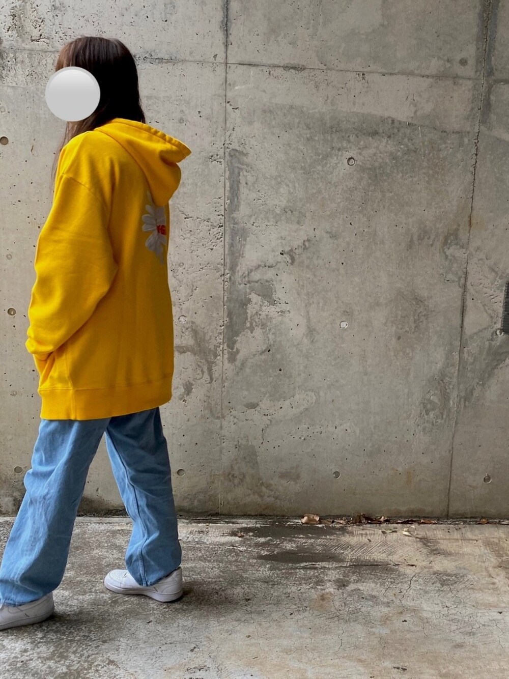 「休日スタイル、シンプルコーデ、スニーカー、カジュアル、ビックシルエット、ラフコーデ、パーカー」｜「X-girlのDAISY SWEAT HOODIE（パーカー、イエロー系）」を使った、ちゃーりーさん（レディース・161cm）の春コーディネートの1枚目の写真