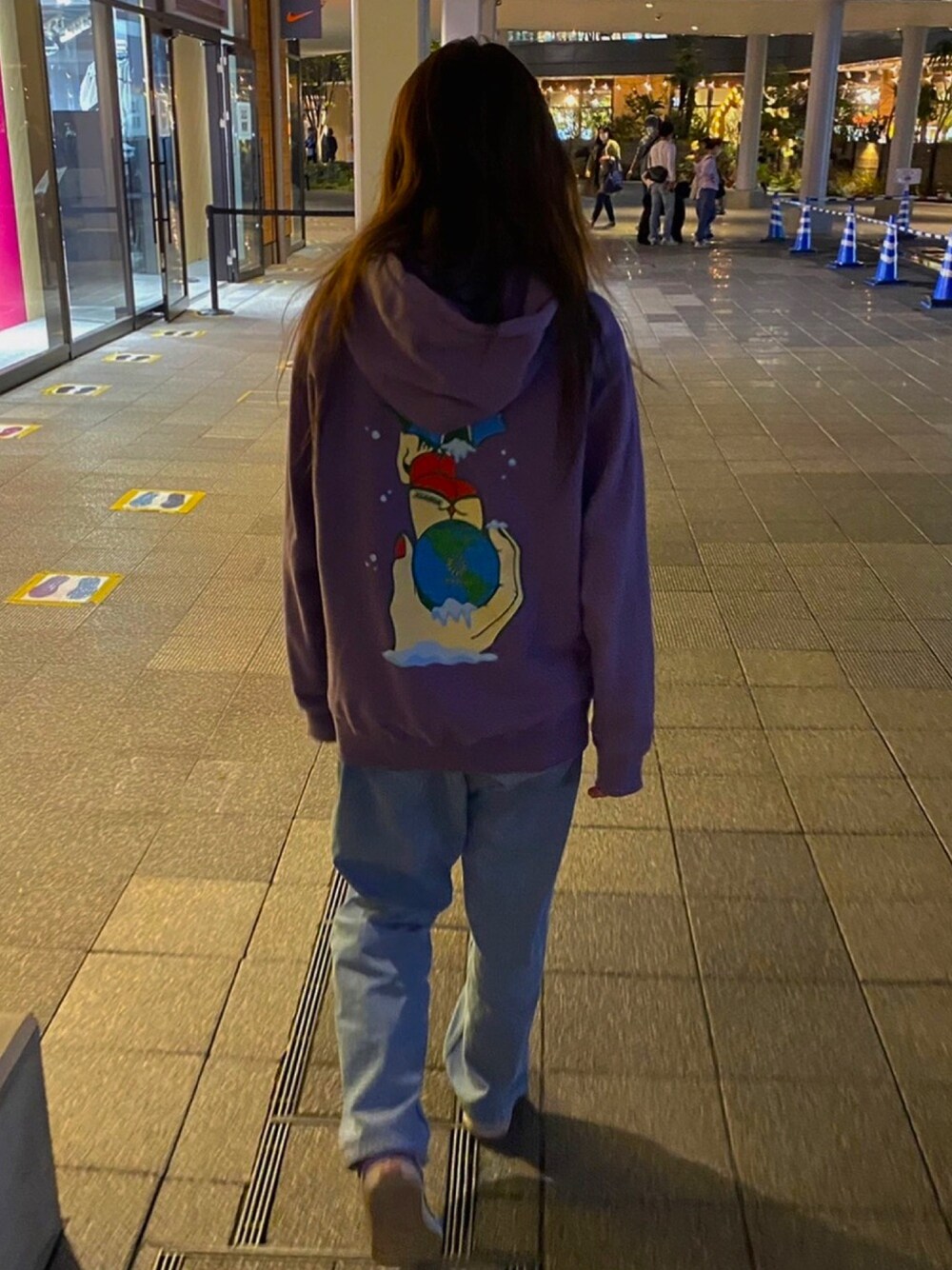 「休日スタイル、パンツコーデ、オーバーサイズ、XLARGE、VANS、カジュアル」｜「XLARGEのLOADING PULLOVER HOODED SWEAT（パーカー、パープル系）」を使った、ちゃーりーさん（レディース・161cm）の春コーディネートの1枚目の写真