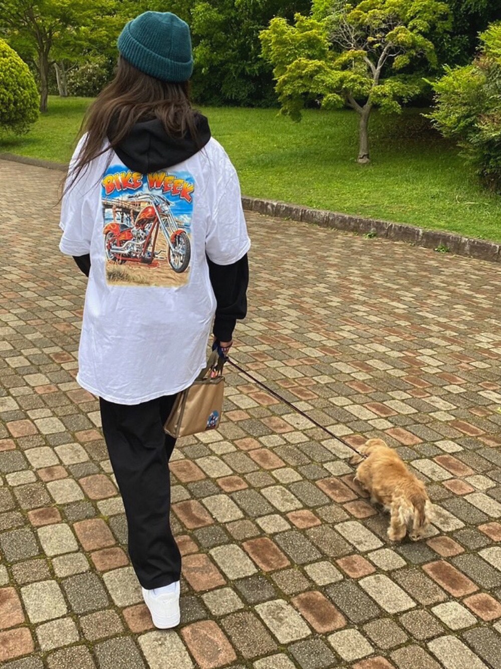 「休日スタイル、オーバーサイズ、カジュアル、ラフコーデ、Tシャツ、ビーニー、XLARGE、UNIQLO、AF1」｜「XLARGEのLOGO SHORT LENGTH BEANIE（ニットキャップ/ビーニー、グリーン系）」を使った、ちゃーりーさん（レディース・161cm）の春コーディネートの1枚目の写真