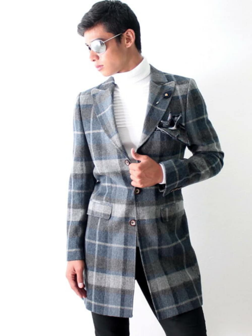 グレー系のチェスターコートを着用したメンズの秋コーディネートの1枚目の写真