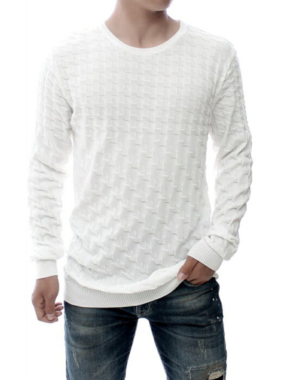 ホワイト系のニット/セーターを着用したメンズの秋コーディネートの1枚目の写真