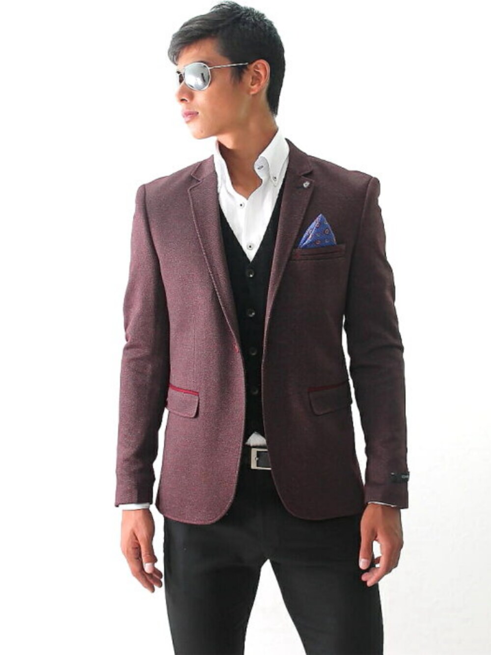 ブラウン系のテーラードジャケット、グリーン系のその他を着用したメンズの秋コーディネートの1枚目の写真