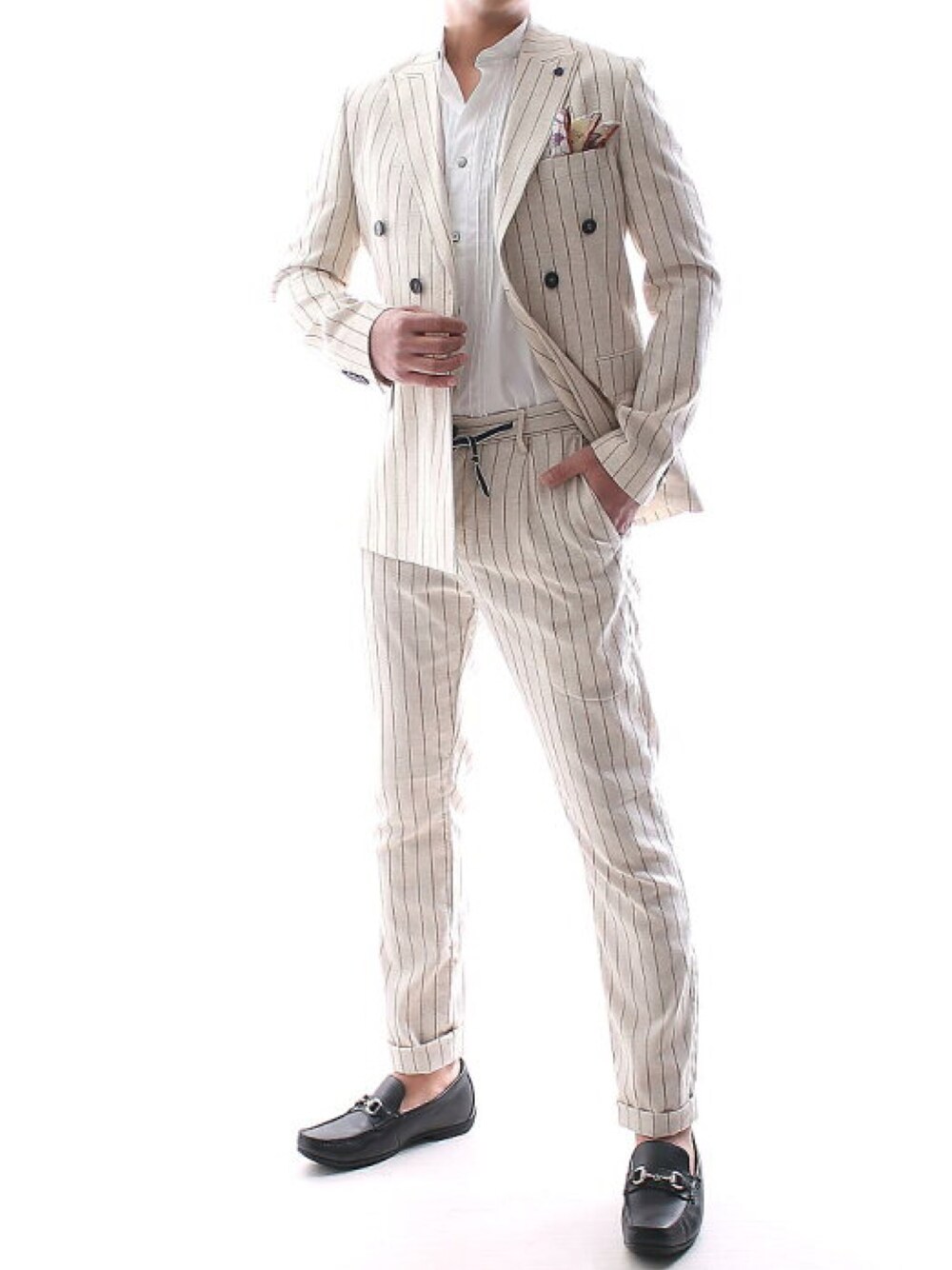 ベージュ系のスーツジャケットを着用したメンズの春コーディネートの1枚目の写真