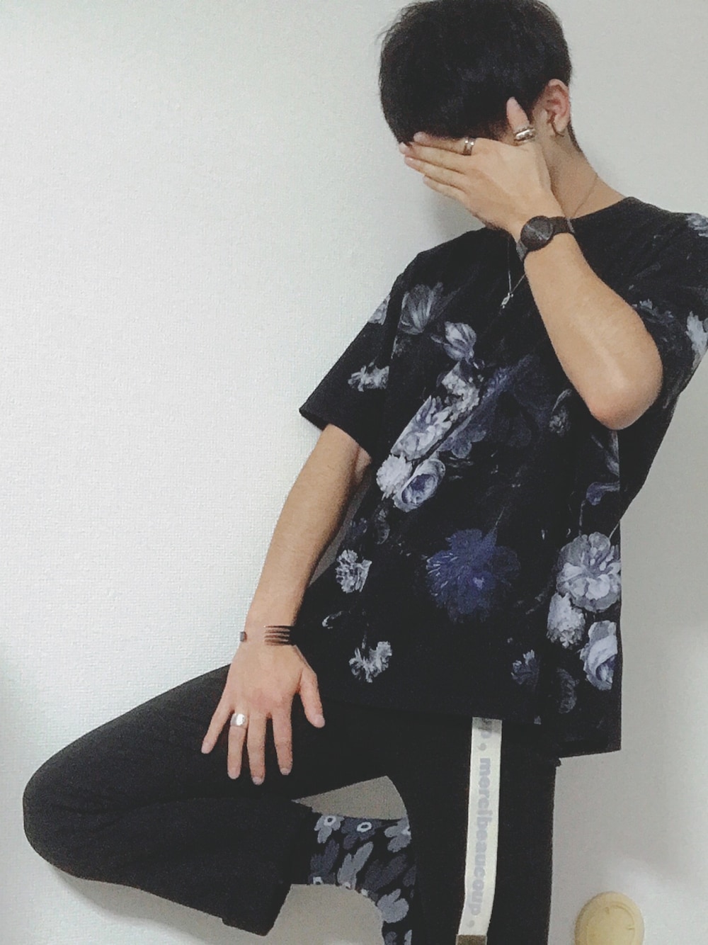 「花柄、ラッドミュージシャン、モード、キレイめ、ストリート、street、Tシャツ、スキニー、今日のコーデ、いいね、save、フォローお願いします🤑」｜「LAD MUSICIANのアイテム（Tシャツ/カットソー、ブラック系）」を使った、ちゃんちゃかちゃんさん（メンズ・170cm）の秋コーディネートの1枚目の写真