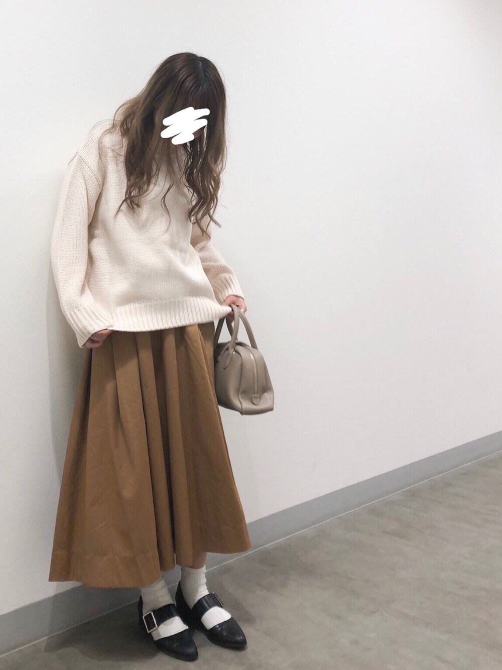 「オーバーサイズ、デートスタイル（WOMEN）、ブラウンコーデ、タートルネックニット、白ニット、フレアスカート、KBF+、URBAN RESEARCH DOORS、HARE」｜「URBAN RESEARCH DOORSのコットンタックフレアスカート（スカート、ブラウン系）」を使った、miyu☾さん（レディース・156cm）の秋コーディネートの1枚目の写真