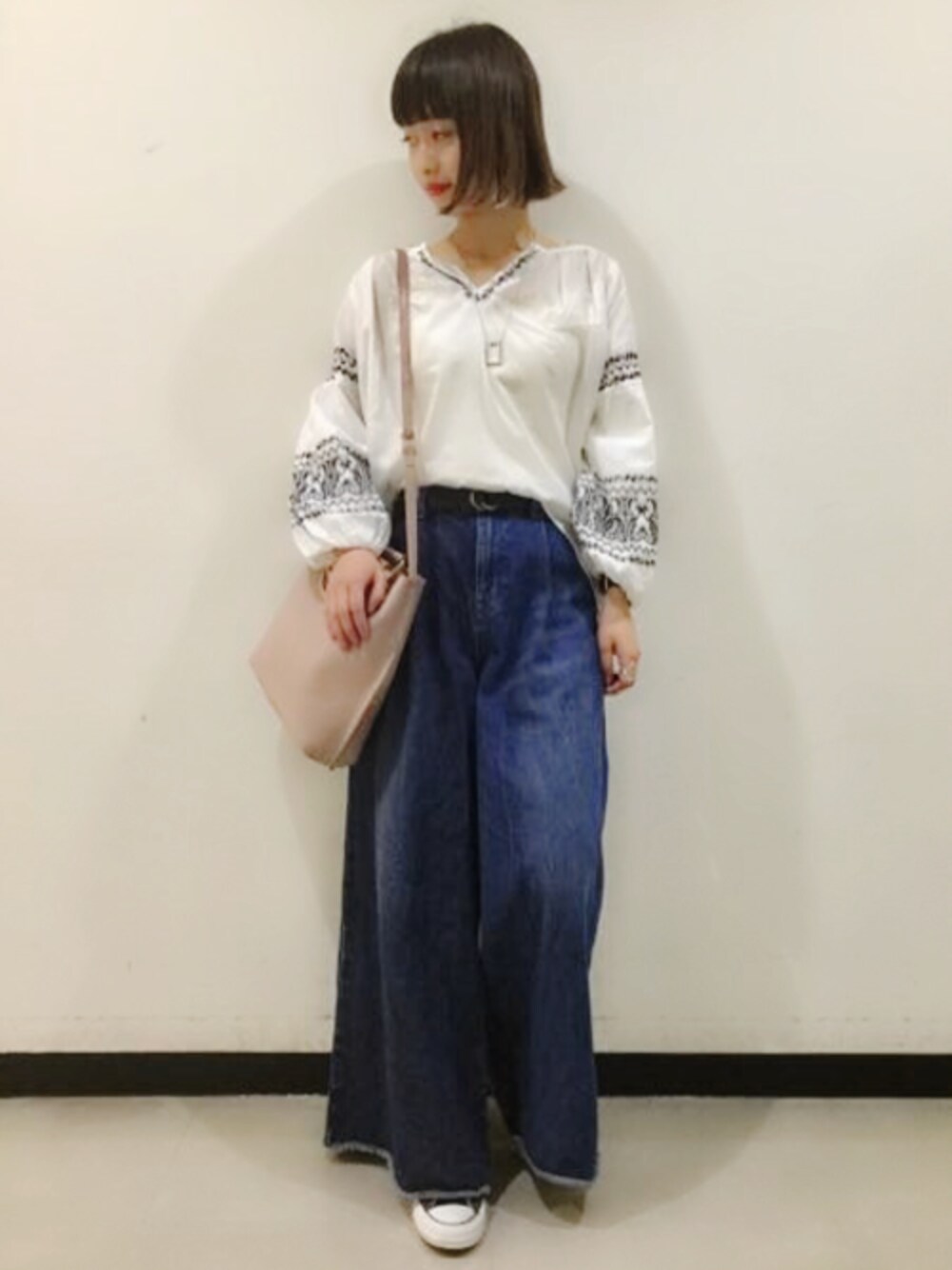 「デニム、ピンク、白シャツ、JEANASiS、ジーナシス、春コーデ、刺繍シャツ、シシュウ」｜「JEANASISのシシュウバルンチュニック/745062（シャツ/ブラウス、ホワイト系）」を使った、山形真理さん（レディース・156cm）の春コーディネートの1枚目の写真