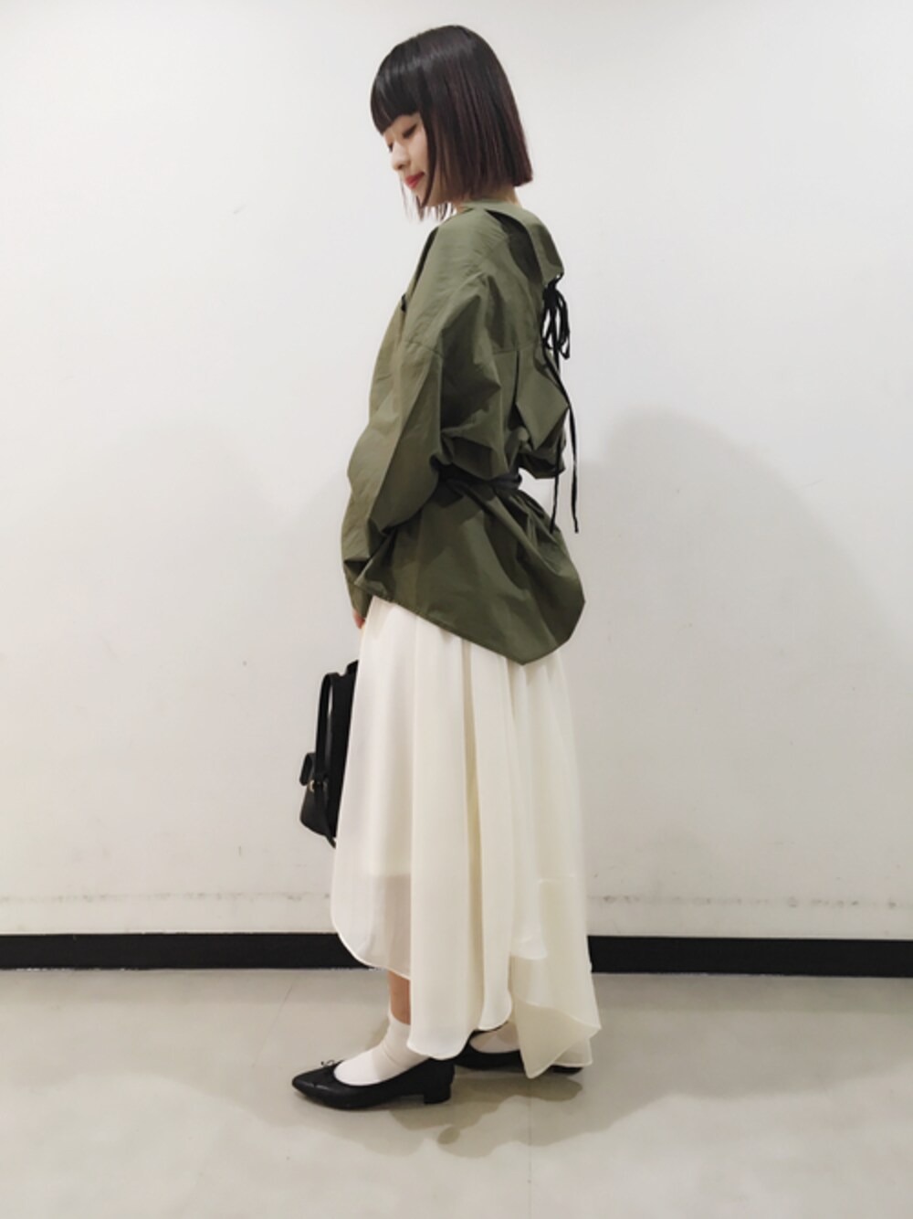 「カジュアル、JEANASiS、ジーナシス、大人カジュアル、カーキ、シフォン、フェミニン、白スカート、春コーデ、はるコーデ」｜「JEANASISのバックリボンレギュラーシャツ/744593 （シャツ/ブラウス、グリーン系）」を使った、山形真理さん（レディース・156cm）の春コーディネートの1枚目の写真