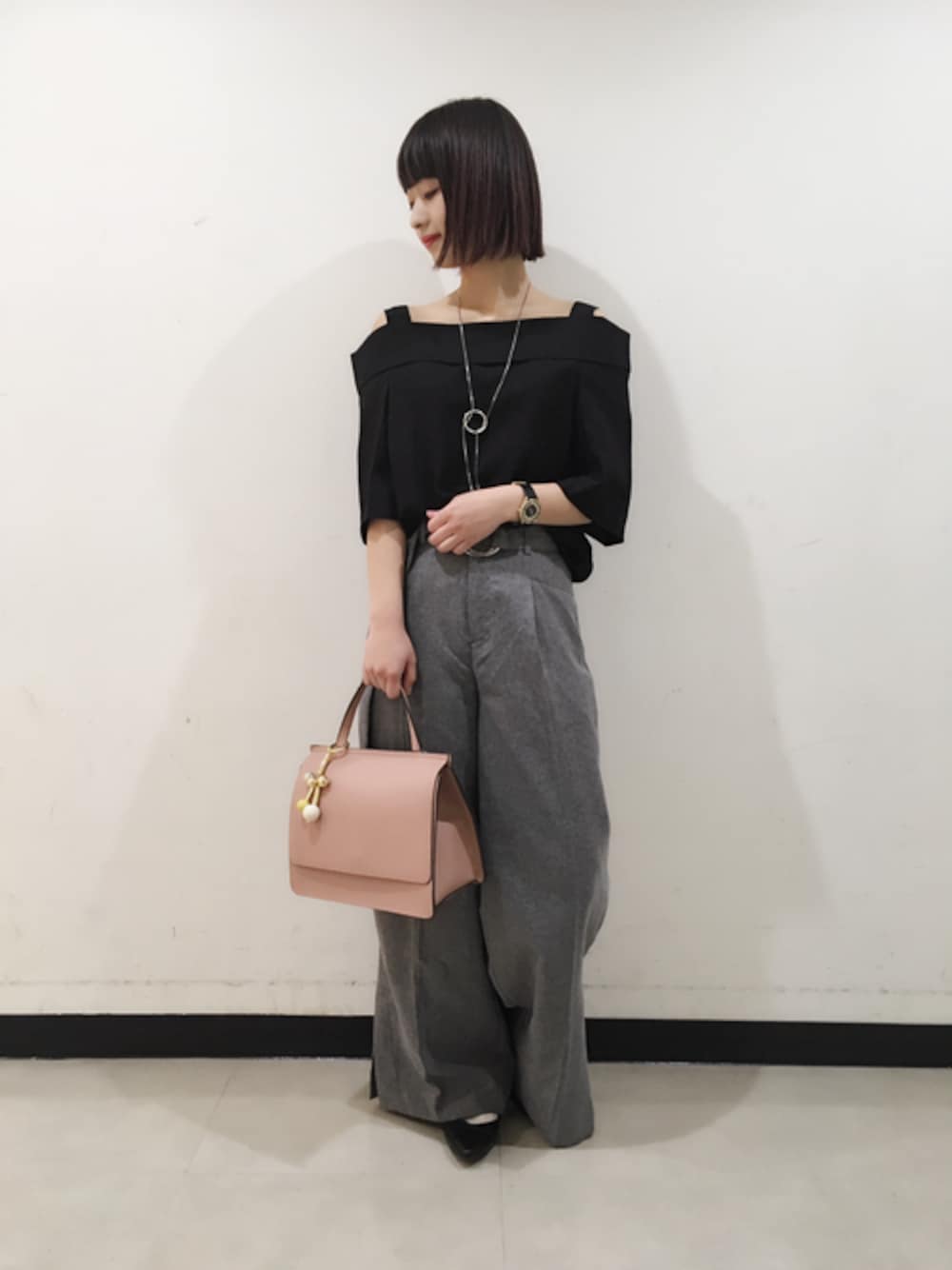 「ピンク、JEANASiS、ジーナシス、大人カジュアル、ワイドパンツ、オフショル、きれいめカジュアル、オフショルダー、春コーデ、スリット」｜「JEANASISのチャームツキスクエア２ウェイ/748970 （トートバッグ、ピンク系）」を使った、山形真理さん（レディース・156cm）の春コーディネートの1枚目の写真
