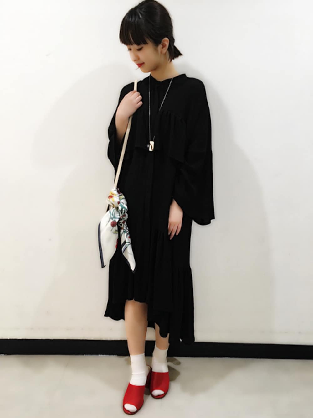 「ワンピース、アシンメトリー、JEANASiS、赤、ジーナシス、春コーデ、ミュール、黒ワンピ、春休み、赤ミュール」｜「JEANASISのチャンキーヒールミュール/746610（サンダル、レッド系）」を使った、山形真理さん（レディース・156cm）の春コーディネートの1枚目の写真