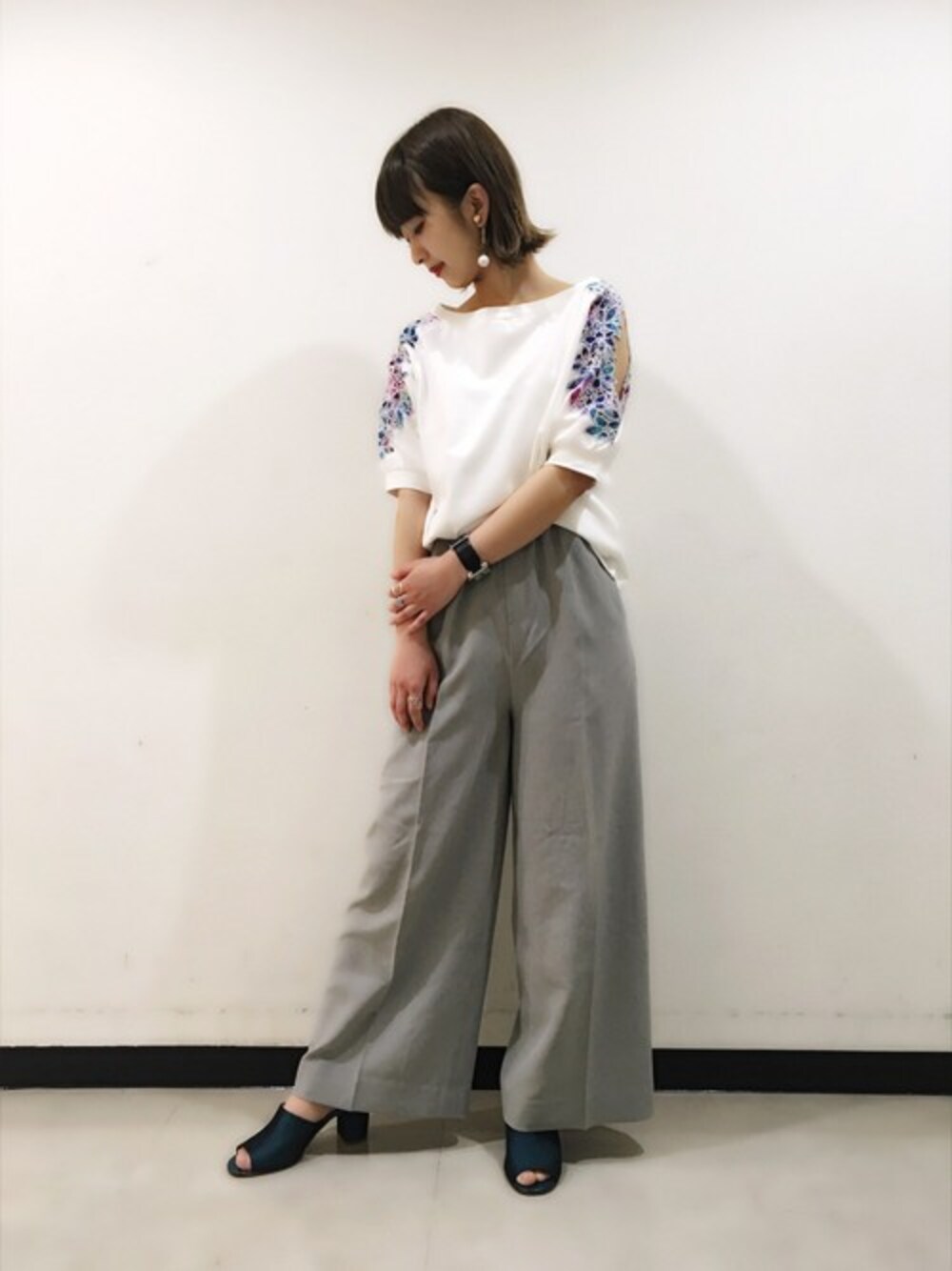 「花柄、JEANASiS、ジーナシス、ワイドパンツ、夏コーデ、ミュール、白Tシャツ、ゴールデンウィーク、デザイントップス」｜「JEANASISのカットワークショルダーSS/757710（Tシャツ/カットソー、ホワイト系）」を使った、山形真理さん（レディース・156cm）の春コーディネートの1枚目の写真