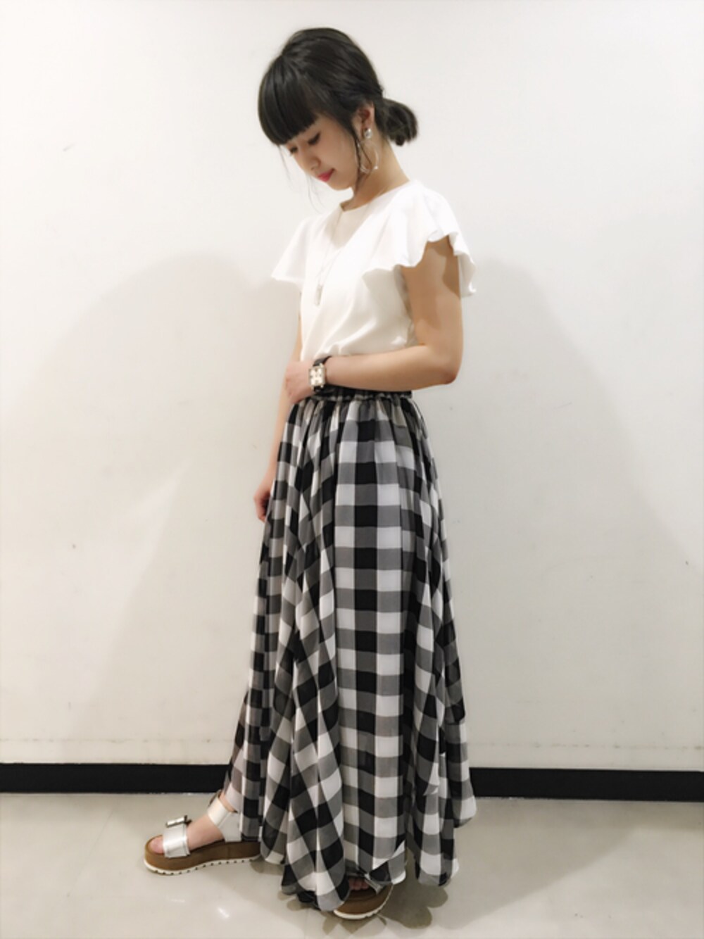 「チェック、フレアスカート、JEANASiS、モノトーン、ジーナシス、フリル、シフォン、サンダル、夏コーデ」｜「JEANASISのスーパーフレアアシンメトリースカート/751332（スカート、その他）」を使った、山形真理さん（レディース・156cm）の春コーディネートの1枚目の写真