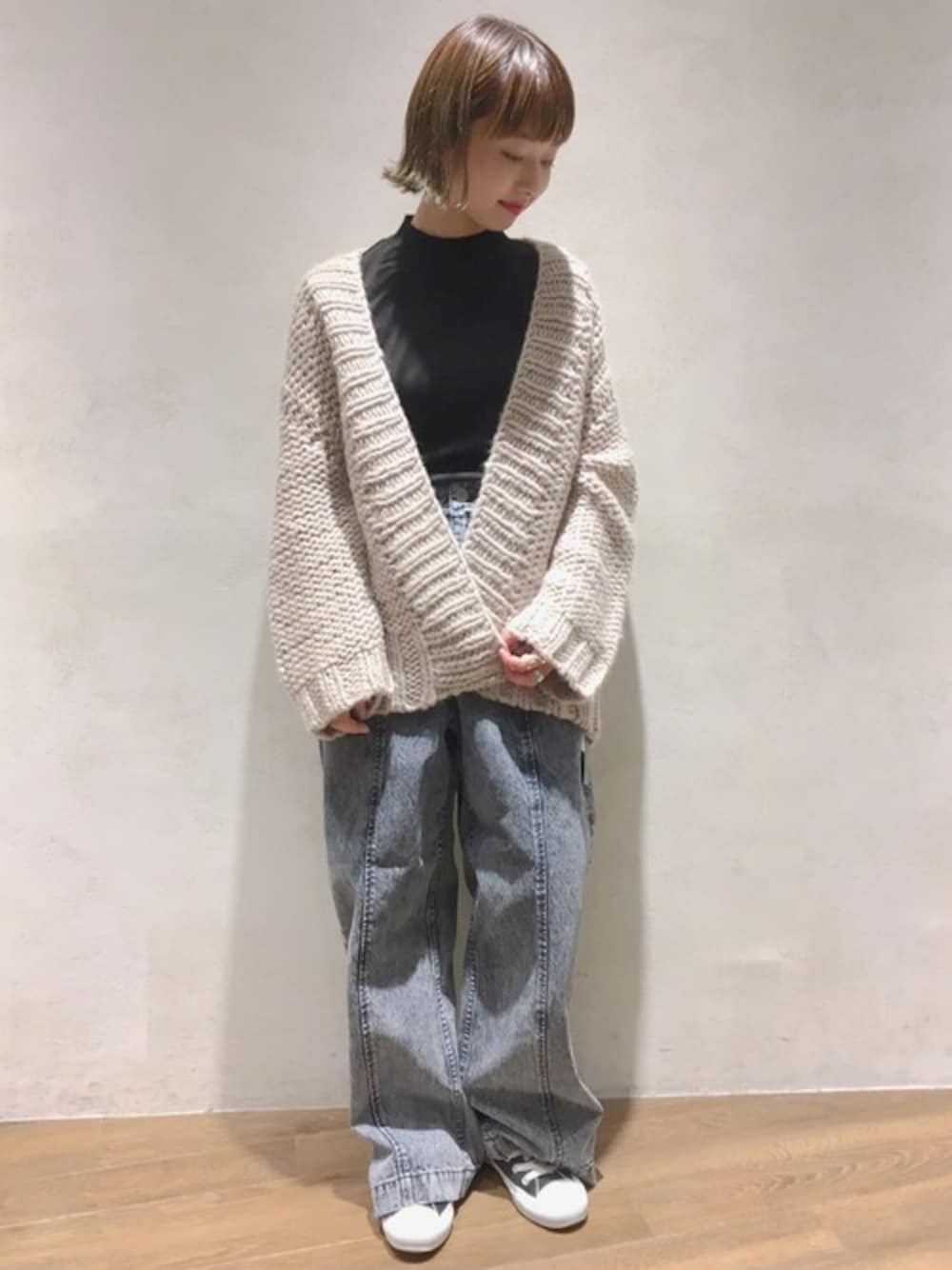 「カーディガン、ナチュラル、JEANASiS、ジーナシス、大人カジュアル、ワイドパンツ、羽織り、秋コーデ、デニムワイド、ジーナシス岡崎」｜「JEANASISのハンドニットカーディガン/770324 （カーディガン/ボレロ、ベージュ系）」を使った、山形真理さん（レディース・156cm）の秋コーディネートの1枚目の写真