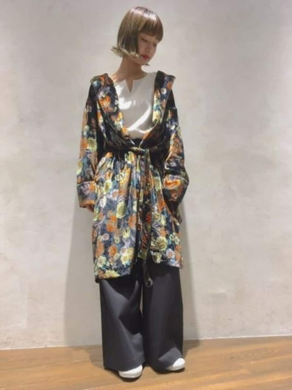 「花柄、JEANASiS、ガウン、ジーナシス、ワイドパンツ、ベロア」｜「JEANASISのベロアフラワーガウン/767379（ステンカラーコート、イエロー系）」を使った、山形真理さん（レディース・156cm）の秋コーディネートの1枚目の写真
