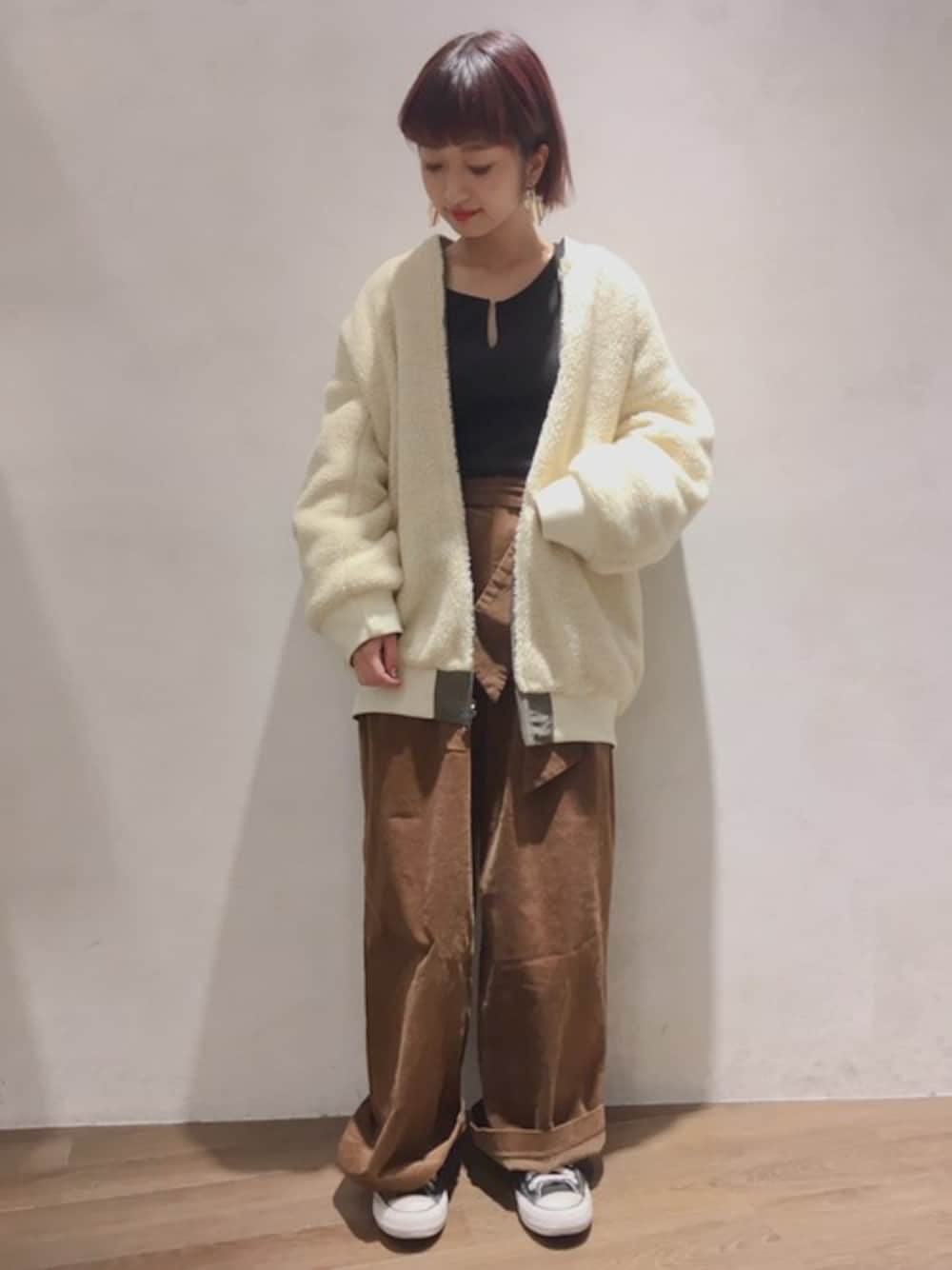 「コーデュロイ、MA-1、JEANASiS、ジーナシス、コーデュロイパンツ、リバーシブル、ボアジャケット、ボアブルゾン、アウターコーデ、ジーナシス岡崎」｜「JEANASISのBIGボアリバーシブルMA-1/773167（MA-1、グリーン系）」を使った、山形真理さん（レディース・156cm）の秋コーディネートの1枚目の写真