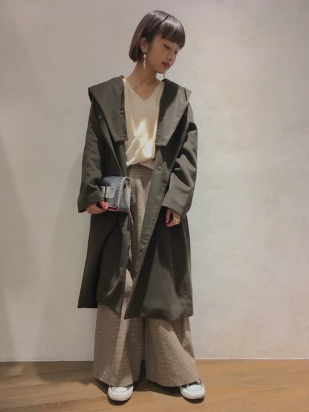 「アウター、JEANASiS、チェック柄、冬コーデ、ジーナシス、カーキ、ウールアウター、ブラウンコーデ、チェックワイドパンツ、ジーナシス岡崎」｜「JEANASISのタックムジガラワイドパンツ/771129（その他パンツ、ブラウン系）」を使った、山形真理さん（レディース・156cm）の秋コーディネートの1枚目の写真