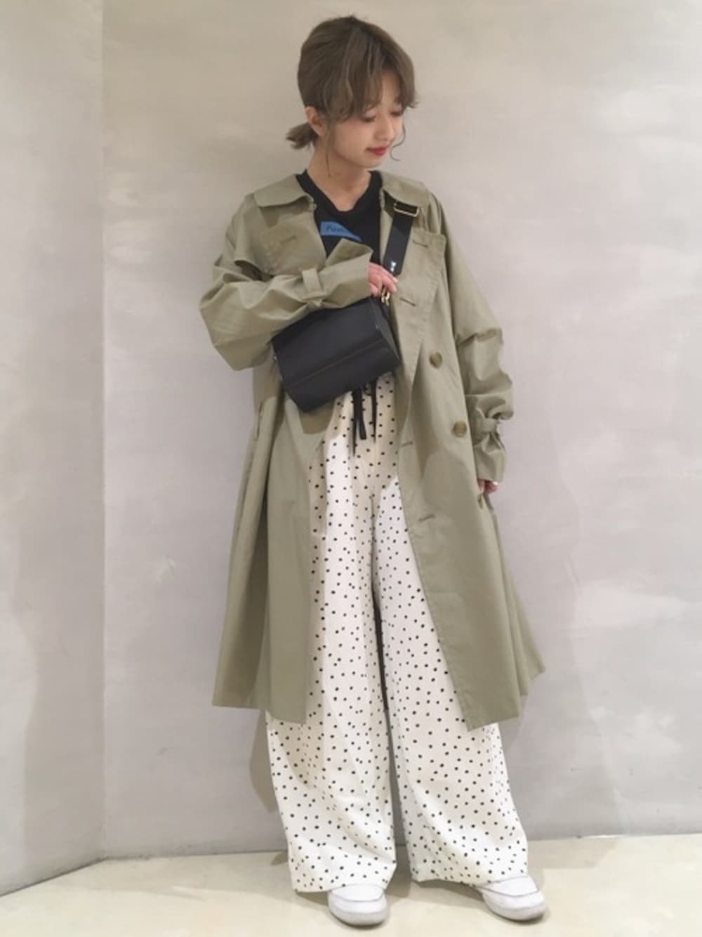 「トレンチコート、JEANASiS、ジーナシス、春コート、BOXロゴ、ドット柄パンツ、ドロストパンツ、ミニBAG、ジーナシス浜松、ジーナシスメイワン」｜「JEANASISのアソートスプリングコート/778394 （トレンチコート、ベージュ系）」を使った、山形真理さん（レディース・156cm）の春コーディネートの1枚目の写真