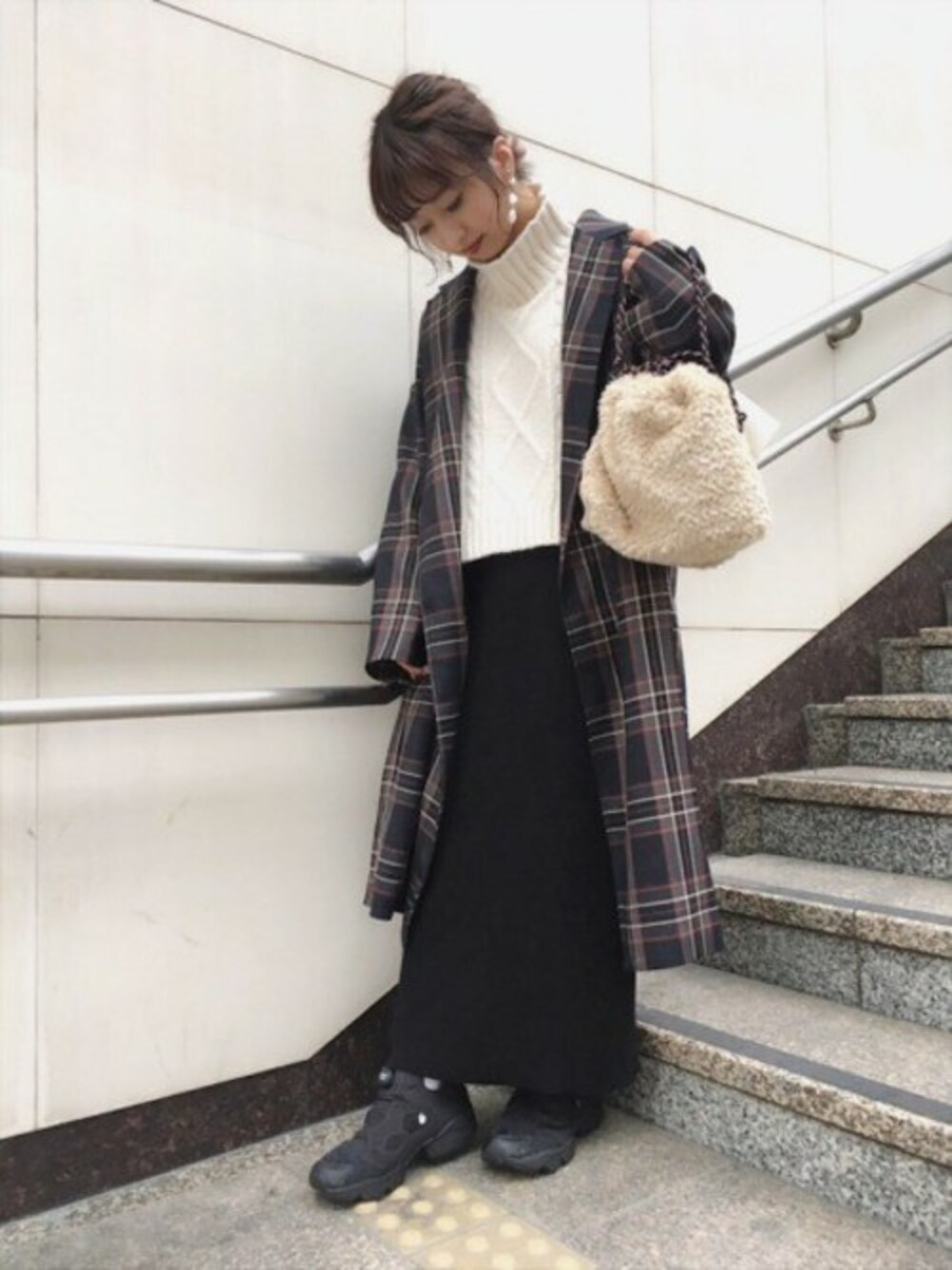 「チェック、カジュアル、チェスターコート、JEANASiS、ケーブルニット、ジーナシス、巾着バッグ、チェックコート、ファー小物」｜「JEANASISのチェックBIGチェスターコート/814870（チェスターコート、ブルー系）」を使った、山形真理さん（レディース・156cm）の秋コーディネートの1枚目の写真