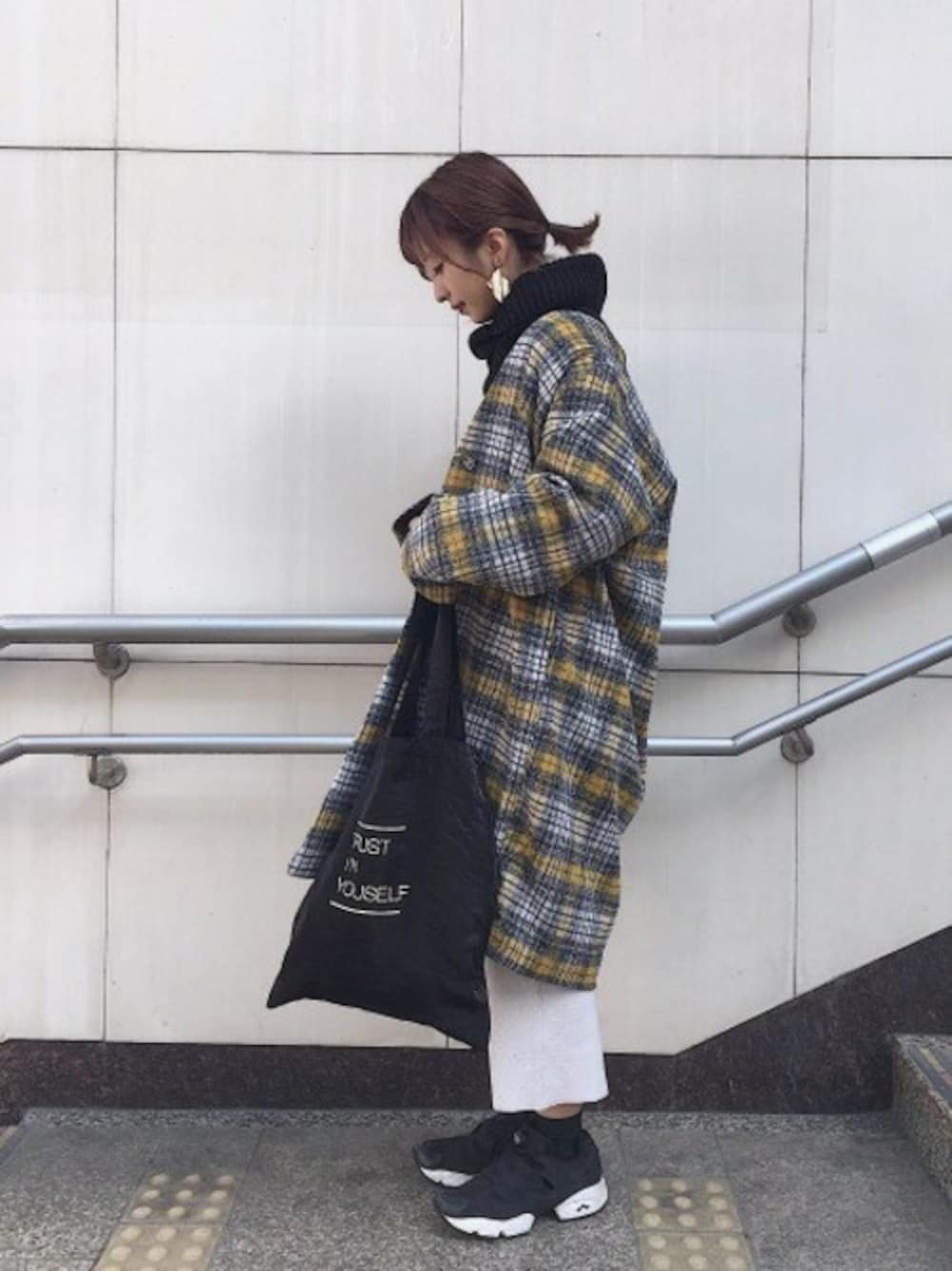 「トートバッグ、ペンシルスカート、JEANASiS、ジーナシス、タートルネック、ノーカラーコート、ニットスカート、オフタートル、チェック柄コート、チェックコート」｜「JEANASISの【WEB限定】チェックノーカラーコート/816191（その他アウター、イエロー系）」を使った、山形真理さん（レディース・156cm）の冬コーディネートの1枚目の写真