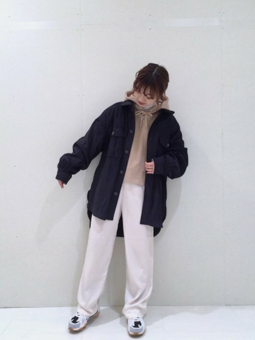 「ビッグシルエット、パーカー、JEANASiS、ジーナシス、スポーツミックス、シャツジャケット、サテンパンツ、春コーデ、フーディー、ルーズシルエット」｜「JEANASISのヌバックライクBIGシャツコート/826215（その他アウター、ブルー系）」を使った、山形真理さん（レディース・156cm）の冬コーディネートの1枚目の写真