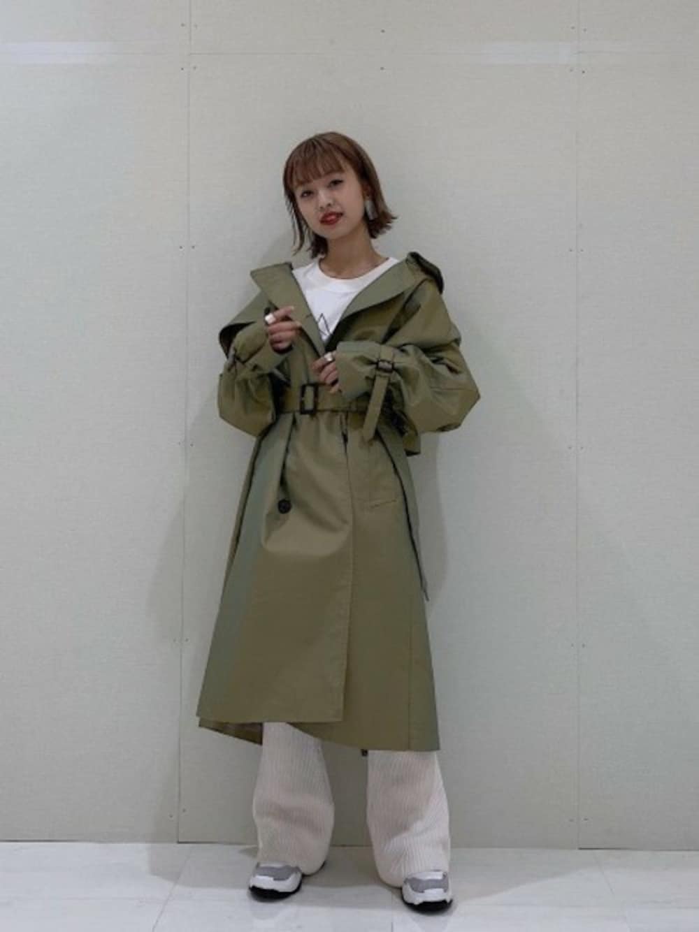 「スニーカー、トレンチコート、JEANASiS、ジーナシス、スポーツミックス、ニットパンツ、プリントT、春コーデ、ダッドスニーカー」｜「JEANASISのアソートトレンチコート/823137（トレンチコート、ベージュ系）」を使った、山形真理さん（レディース・156cm）の春コーディネートの1枚目の写真