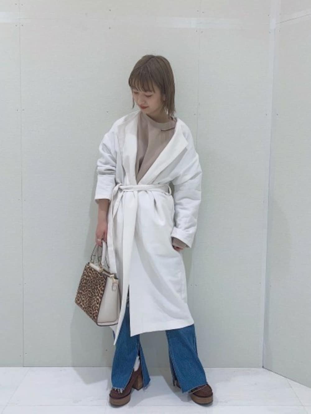 「スウェット、レオパード、JEANASiS、ジーナシス、ノーカラーコート、ホワイトコーデ、ダメージデニムパンツ、スクエアバッグ、スリットデニム」｜「JEANASISのノーカラーコート/825326（ノーカラージャケット、ホワイト系）」を使った、山形真理さん（レディース・156cm）の春コーディネートの1枚目の写真