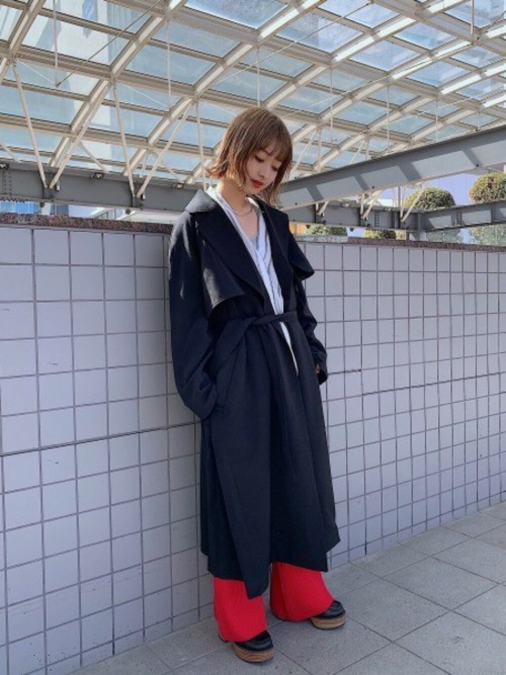「トレンチコート、レッド、JEANASiS、ジーナシス、MIX、ニットパンツ、フレアパンツ、春コーデ、甘辛mix、ブラック×レッド」｜「JEANASISのニュアンストレンチコート/825302（トレンチコート、ブラック系）」を使った、山形真理さん（レディース・156cm）の春コーディネートの1枚目の写真