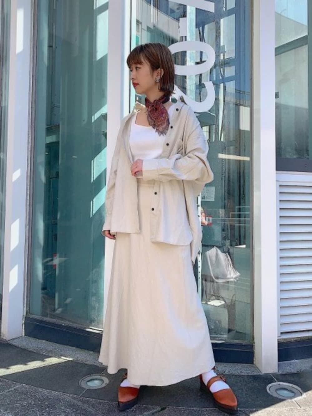 「ワントーンコーデ、JEANASiS、ジーナシス、ナチュラルスタイル、春コーデ、セットアップスタイル、リネンシャツ、リネンスカート、花柄スカーフ」｜「JEANASISのレーヨンリネンシャツLS/832680（シャツ/ブラウス、ベージュ系）」を使った、山形真理さん（レディース・156cm）の春コーディネートの1枚目の写真