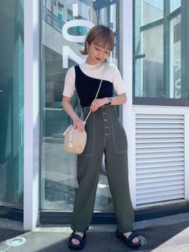 「ハイウエストパンツ」｜「アイテム（カーゴパンツ）」を使った、山形真理さん（レディース・156cm）の夏コーディネート