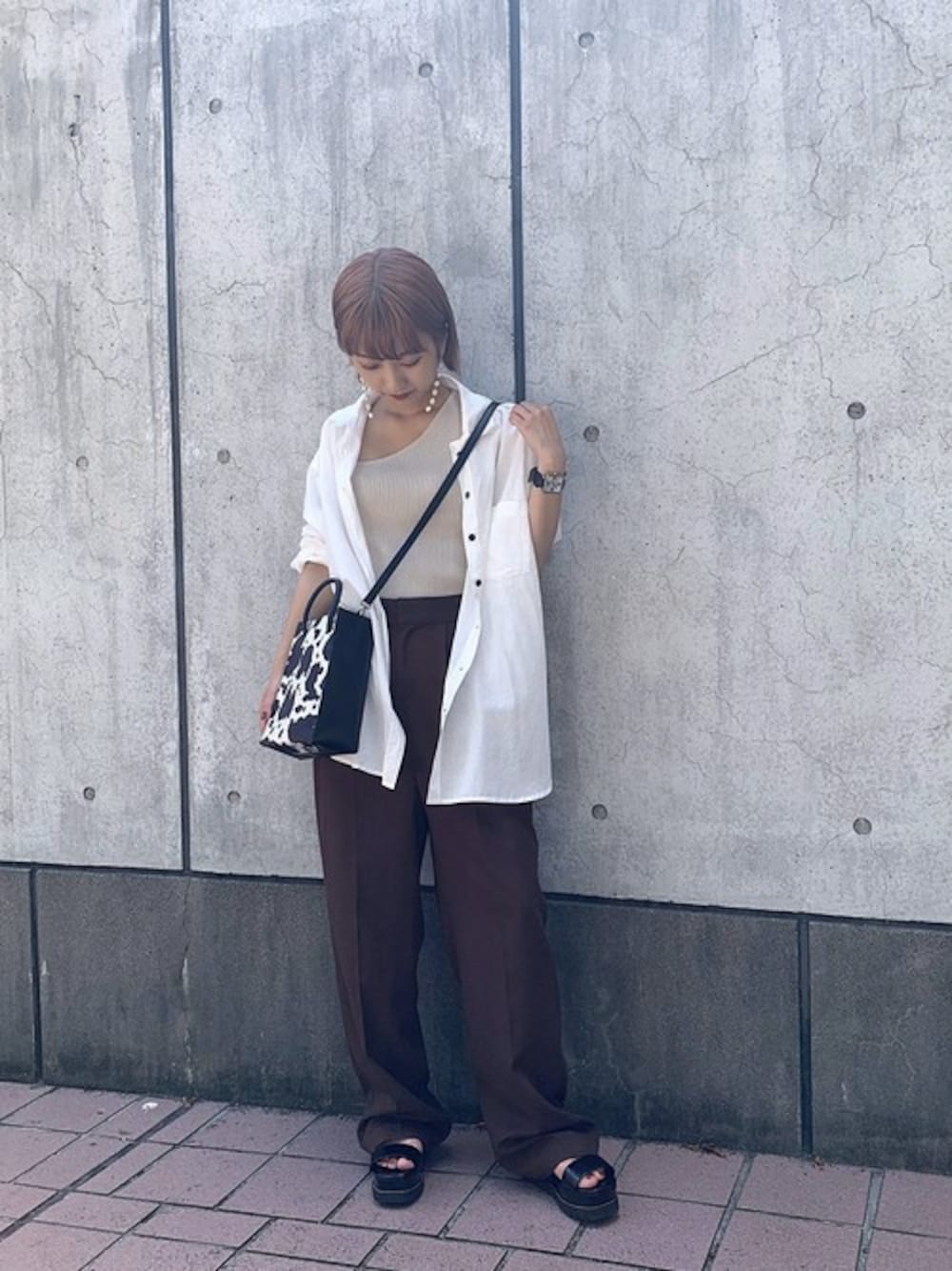 「JEANASiS、大人カジュアル、シンプルコーデ、ベージュコーデ、グラデーションコーデ、ダルメシアン柄、ブラウンコーデ、オトナカジュアル、牛柄、ジーナシス_マリ」｜「JEANASISのアシメネックニットタンク/844860（タンクトップ、ベージュ系）」を使った、山形真理さん（レディース・156cm）の夏コーディネートの1枚目の写真