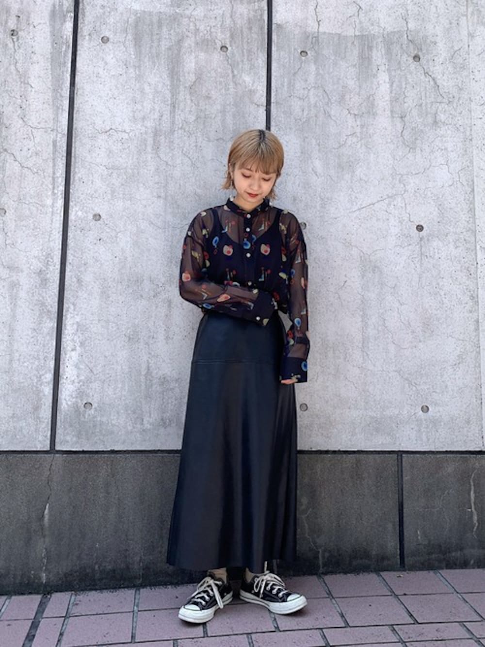 「コンバース、コラボ、オールブラック、ジーナシス、シアーシャツ、黒スニーカー、黒コーデ、黒コンバース、motty、ジーナシス_マリ」｜「JEANASISのMottyコラボシアーシャツ/852206（シャツ/ブラウス、ブラック系）」を使った、山形真理さん（レディース・156cm）の秋コーディネートの1枚目の写真