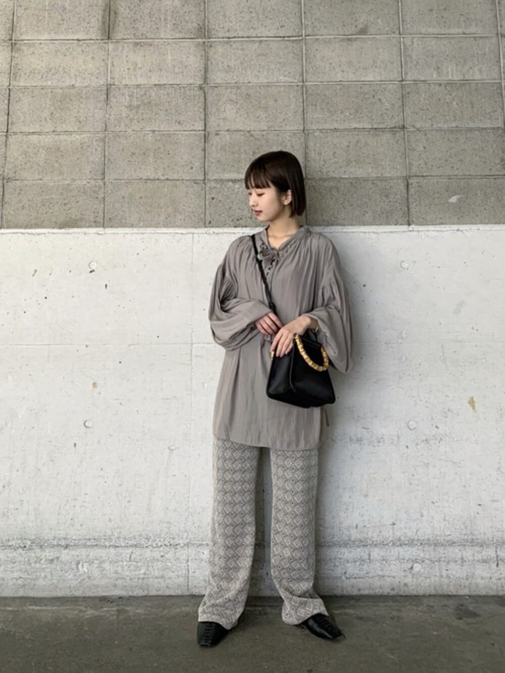 「ブラウス、JEANASiS、ジーナシス、ニットパンツ、フレアパンツ、春コーデ、袖ボリューム、JEANASISコーデ、フレアパンツコーデ、ジーナシス_マリ」｜「JEANASISの2WAYソデボリュームブラウス/873234（シャツ/ブラウス、ベージュ系）」を使った、山形真理さん（レディース・156cm）の春コーディネートの1枚目の写真