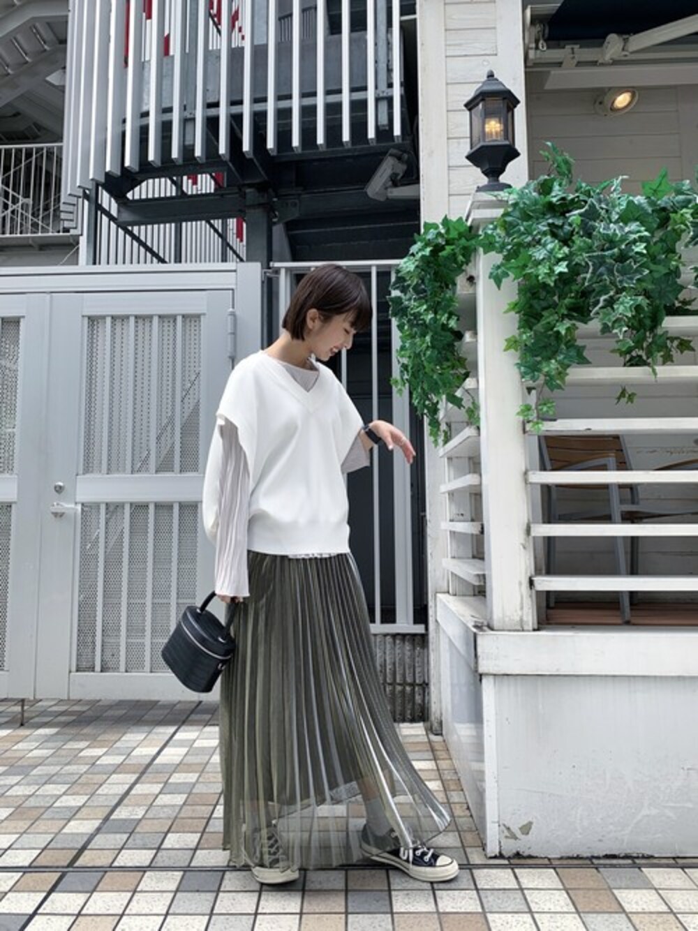 「重ね着、JEANASiS、ベスト、ジーナシス、ニットベスト、プリーツスカート、ベスト×シャツ、名古屋PARCO、スカートコーデ、ジーナシス_マリ」｜「JEANASISのバニティバッグ/877345（ハンドバッグ、ブラック系）」を使った、山形真理さん（レディース・155cm）の春コーディネートの1枚目の写真