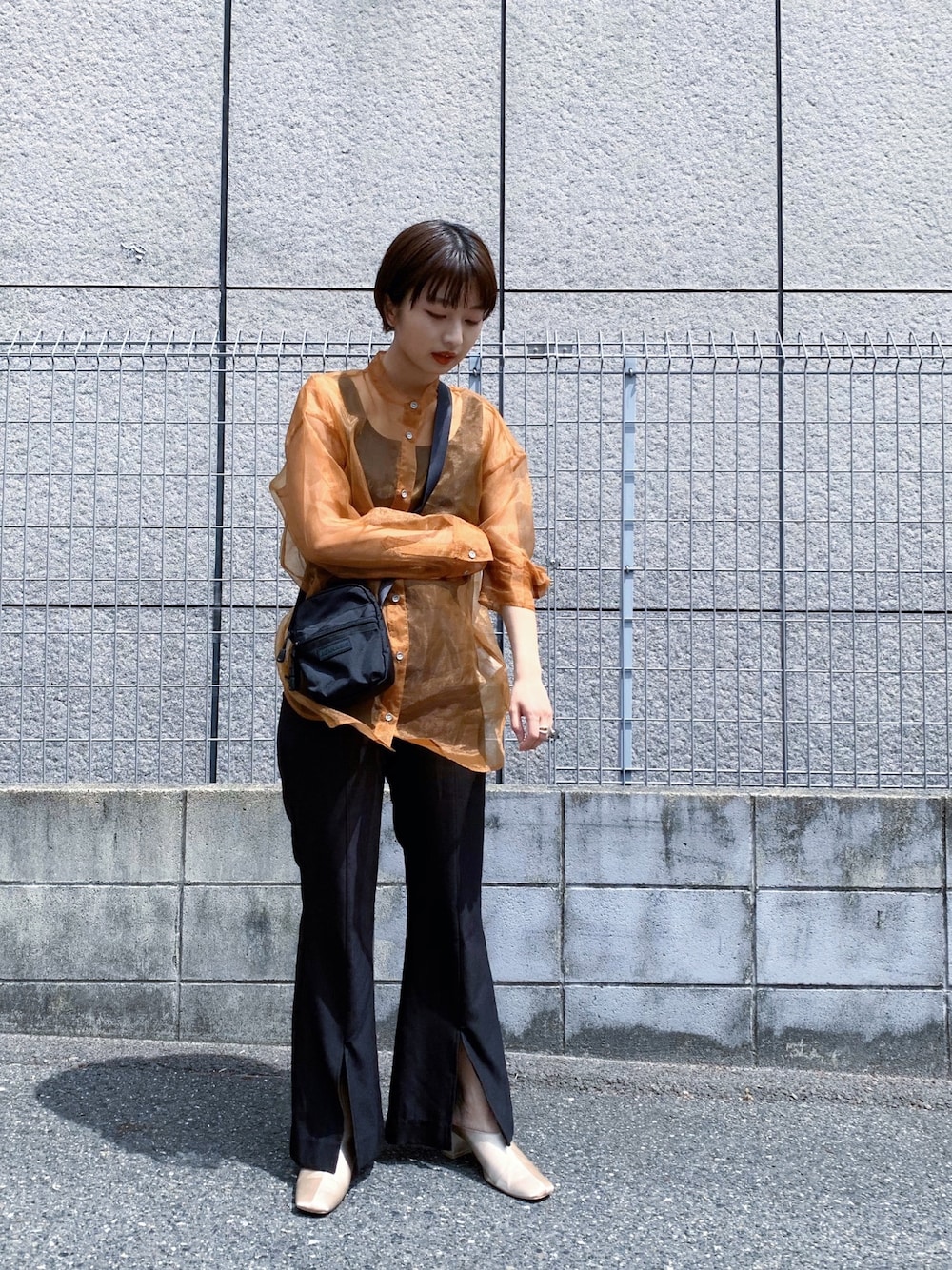 「スタッフセンバツ、シアーシャツ、シースルー、シースルートップス、スリットパンツ、フレアパンツ、ミニバッグ、ジーナシス_マリ、ジーナシス、JEANASiS」｜「JEANASISのシアーバンドカラーシャツ/871492（シャツ/ブラウス、オレンジ系）」を使った、山形真理さん（レディース・155cm）の春コーディネートの1枚目の写真