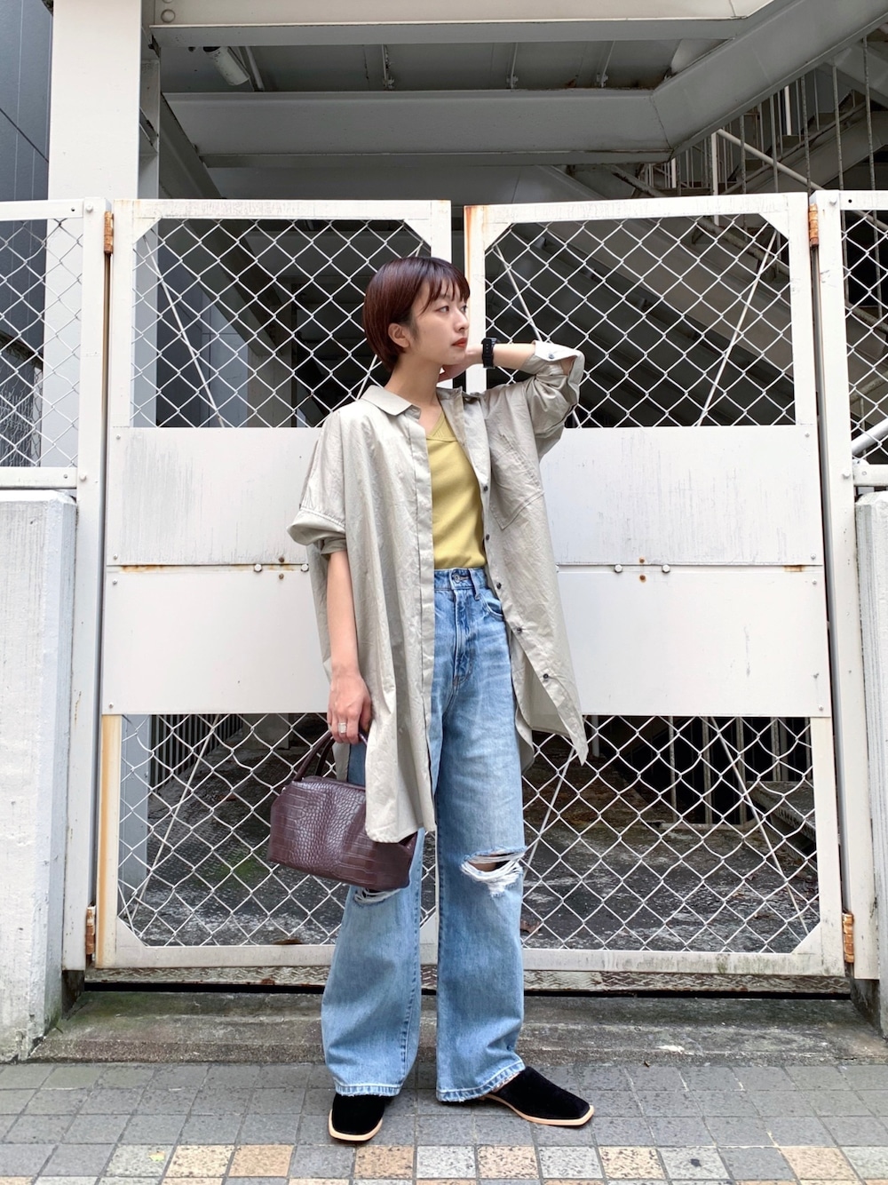 「オトナ女子、秋のコーデ、低身長コーデ、ジーナシス、JEANASiS、ジーナシス_マリ、BIGシャツ、デニムコーデ、デニムパンツ、ビッグシャツ」｜「JEANASISのアシメリブレイヤータンク2P/894279（タンクトップ、イエロー系）」を使った、山形真理さん（レディース・155cm）の夏コーディネートの1枚目の写真