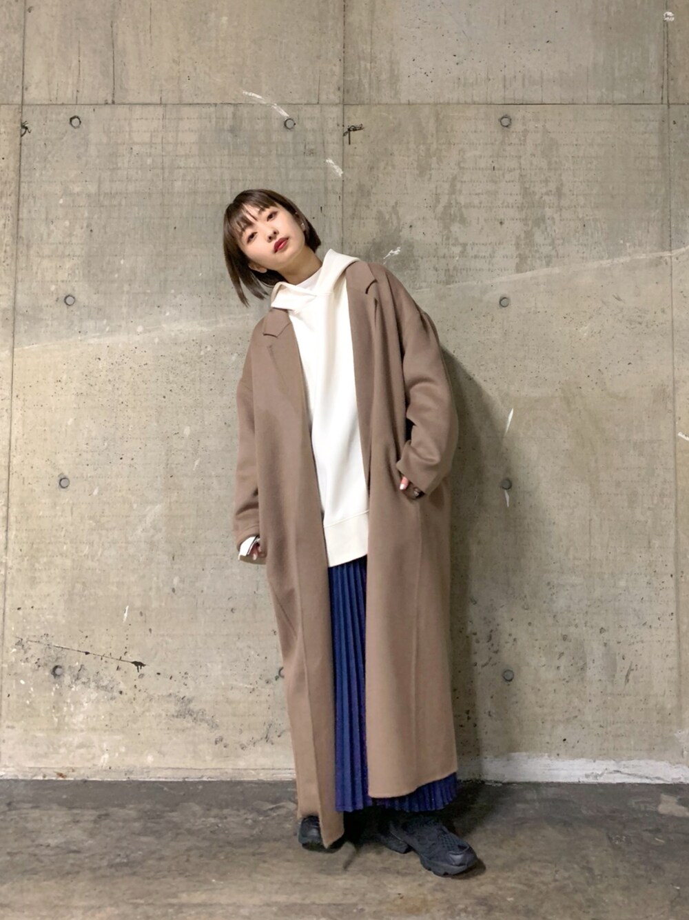 「スタッフセンバツ、ロングコート、プリーツスカート、パーカーコーデ、パーカー、スニーカーコーデ、ウールコート、wearhalloween2020、ジーナシス、JEANASiS」｜「JEANASISのダンボールソデジップフーディ/921857（パーカー、ホワイト系）」を使った、山形真理さん（レディース・155cm）の秋コーディネートの1枚目の写真