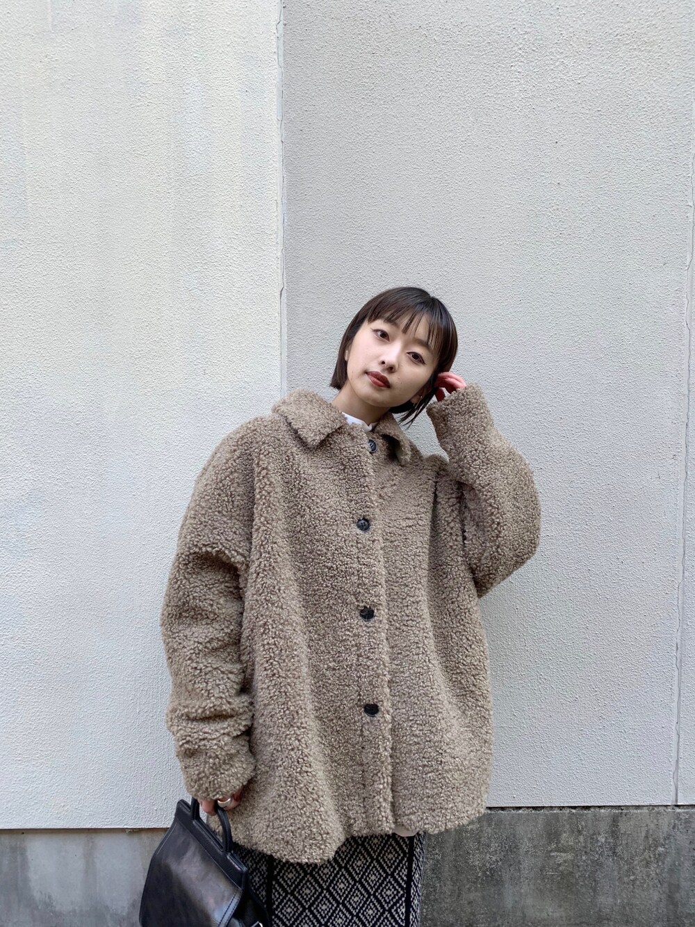 「カジュアル、オトナ女子、ジーナシス、ボアジャケット、冬コーデ、スクエアバッグ、JEANASiS、プチプラコーデ、アウターコーデ、ボアコート」｜「JEANASISのファーハーフコート/924335（その他アウター、ブラウン系）」を使った、山形真理さん（レディース・155cm）の冬コーディネートの1枚目の写真