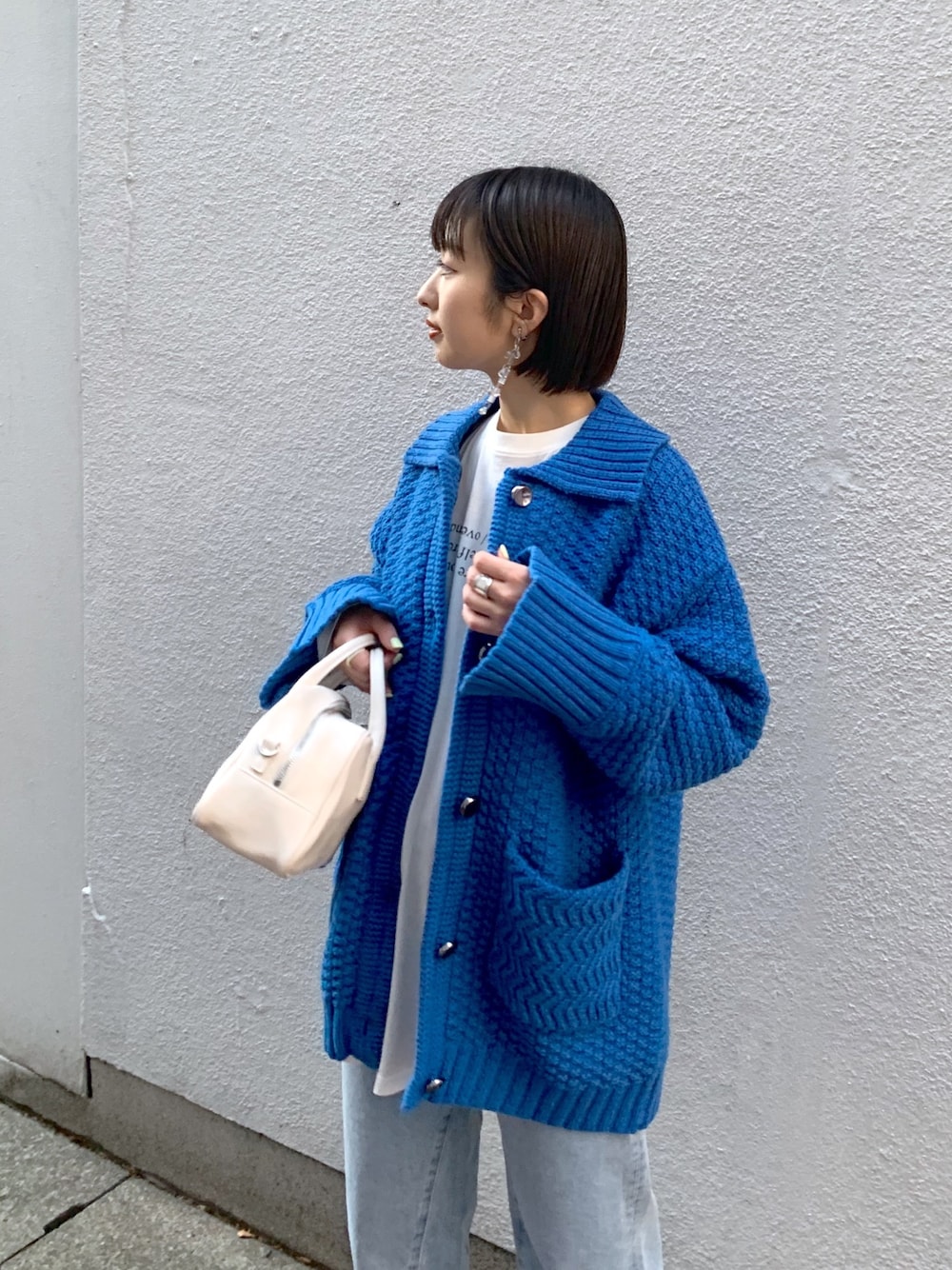 「ジーナシス、JEANASiS、スタッフセンバツ、デニムコーデ、ミリタリー、ストリート、休日コーデ、ラクチンコーデ、Tシャツ×デニム、低身長コーデ」｜「JEANASISのニットカラーハーフコート/930295（その他アウター、ブルー系）」を使った、山形真理さん（レディース・155cm）の冬コーディネートの1枚目の写真