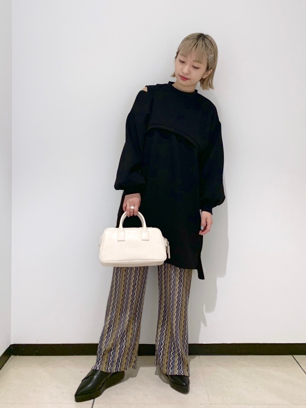 「春めきシューズ、低身長コーデ、ジーナシス、パステル映える春、モード、カラーパンツ、jeanasis、スタッフセンバツ、休日スタイル、レイヤードスタイル」｜「JEANASISのスリット2Pチュニックワンピース/939076（ワンピース、ブラック系）」を使った、山形真理さん（レディース・155cm）の春コーディネートの1枚目の写真