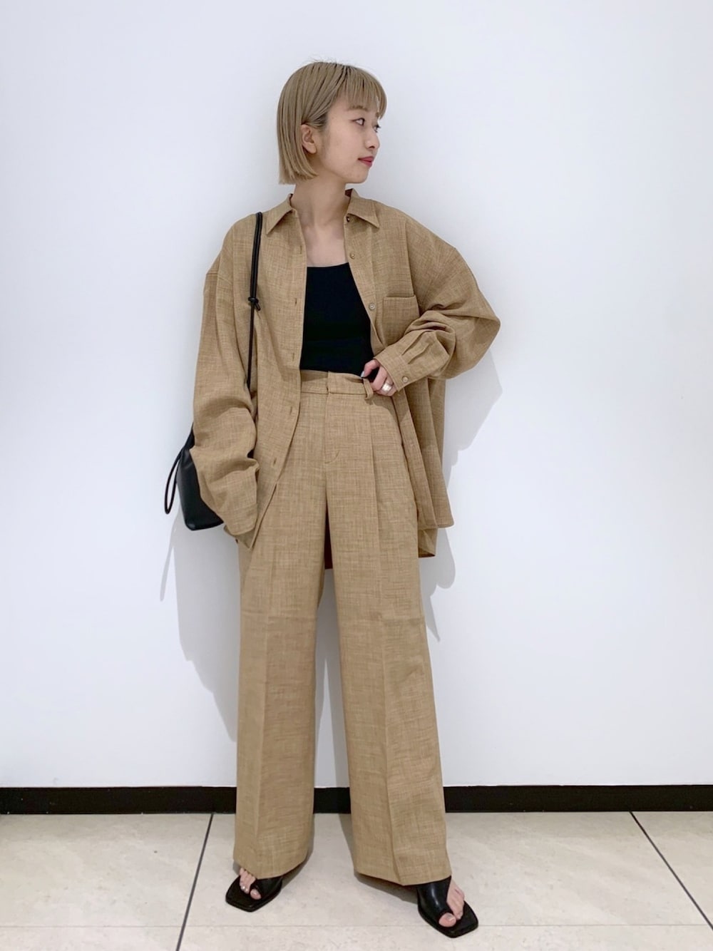「セットアップ、ブーツサンダル、低身長コーデ、春コーデ、SET UP、ジーナシス、jeanasis、スタッフセンバツ、休日スタイル、2021春新作」｜「JEANASISのドライキャンバスレギュラーシャツ/940316（シャツ/ブラウス、イエロー系）」を使った、山形真理さん（レディース・155cm）の春コーディネートの1枚目の写真