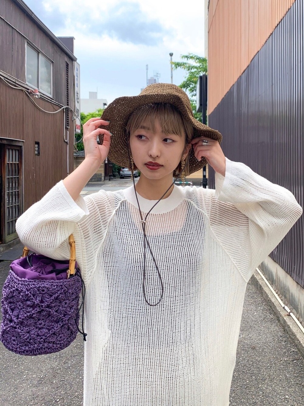 「休日スタイル、シースルー、ハット、むぎわら帽子、ゆるコーデ、JEANASiS、ジーナシス、スタッフセンバツ、ロングワンピース」｜「JEANASISのパッチワークバンブーバッグ/933301（ハンドバッグ、パープル系）」を使った、山形真理さん（レディース・155cm）の春コーディネートの1枚目の写真