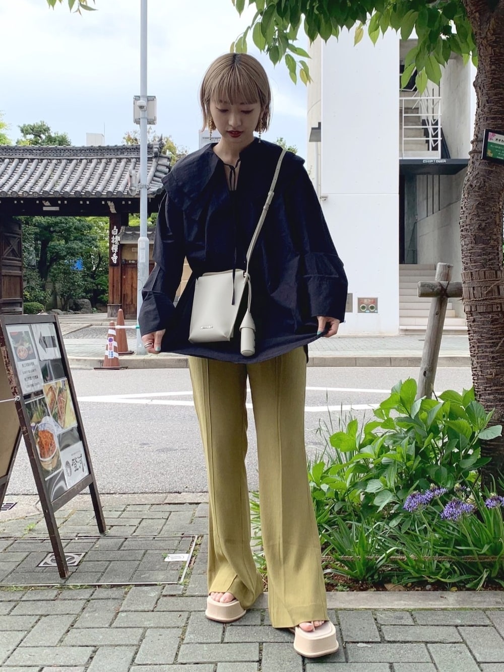 「主役はカラーパンツ、スタッフセンバツ、カラーパンツ、厚底シューズ、ゆるコーデ、休日スタイル、きれいめカジュアル、春夏コーデ、プチプラ、ジーナシス」｜「JEANASISのBIGカラースキッパーブラウス/943262（シャツ/ブラウス、ブラック系）」を使った、山形真理さん（レディース・155cm）の春コーディネートの1枚目の写真
